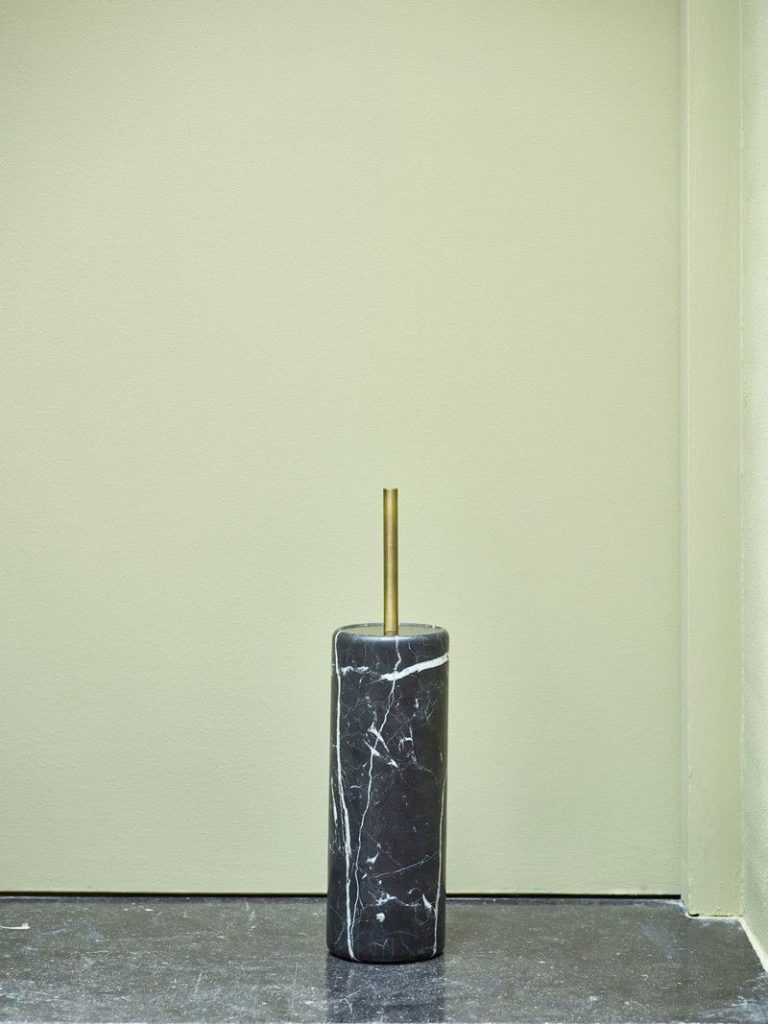 Fed Toiletbørste i marmor til den moderne person